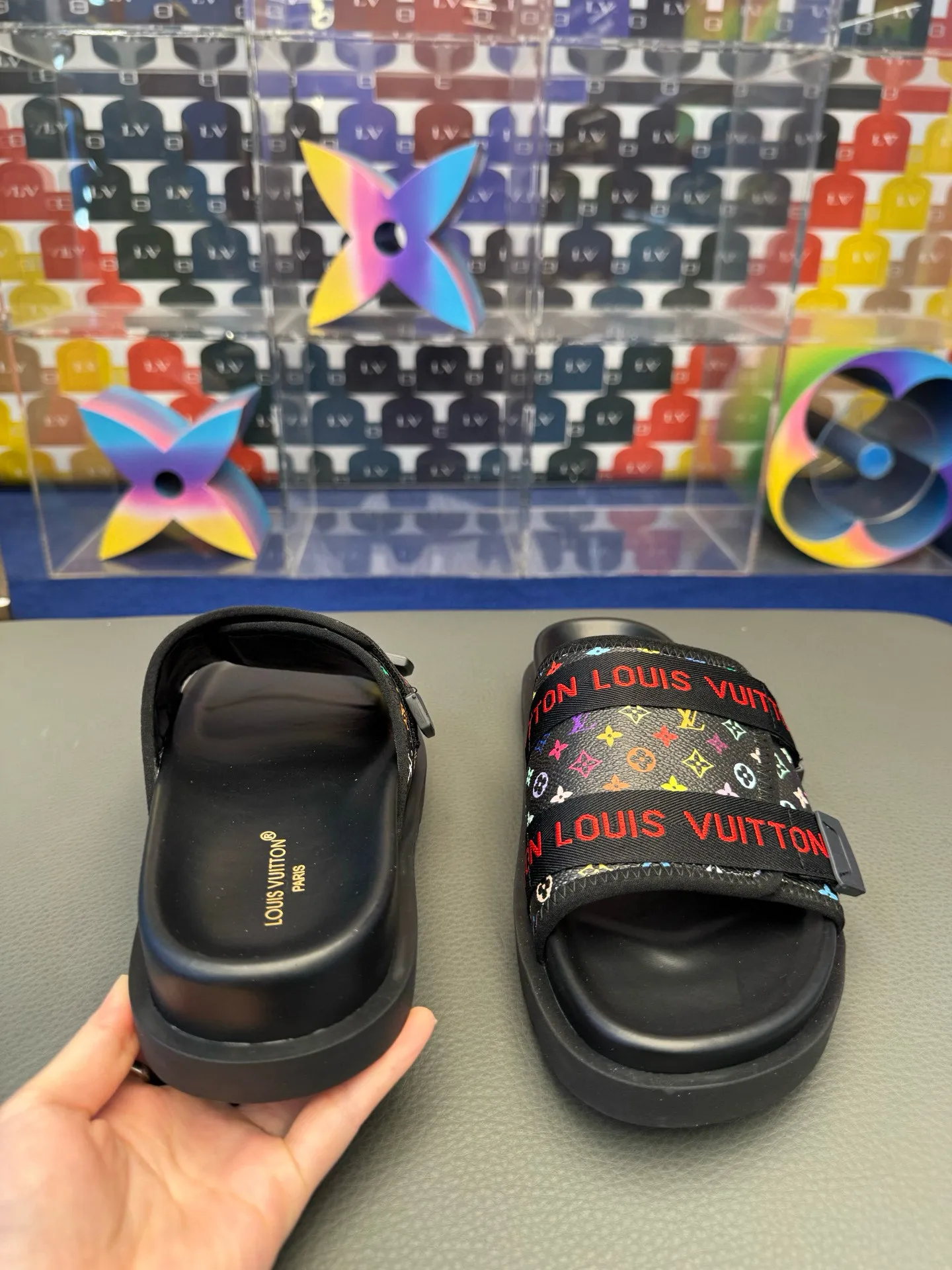 [L Home] P: 340💰Size: 38-45 Top purchasing lv men's summer slippers, classic presbyopia with soft real leather lining, unique color splicing effect, distinctive personality, fashionable and trendy essential style, light and comfortable. Lightweight and tough rubber insole, micro ridged foam outsole, super comfortable!